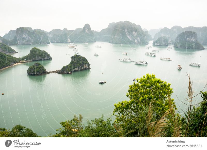 Blick in die Ha Long-Bucht, Vietnam Halong Bay Ti Top Vietnamesen blau Aussicht hinunter Boote Weite Außenaufnahme Ha-Long Asien Entfernung Wellen