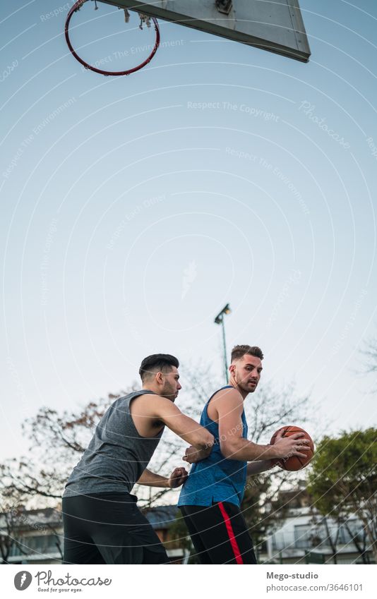 Zwei junge Freunde spielen Basketball. Spiel Jugend Sport Ball Gericht männlich Korb Team Zusammensein aktiv Aktion Spielplatz Übung Männer Freundschaft