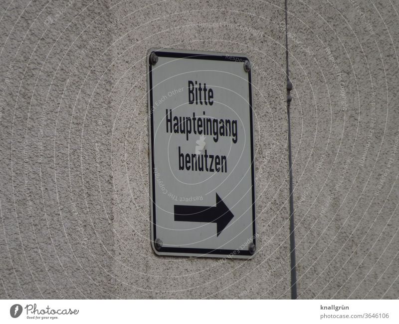 Schild „Bitte Haupteingang benutzen„ , darunter ein Pfeil, der nach rechts weist. Schilder & Markierungen Hinweisschild Richtung Zeichen Orientierung Wegweiser