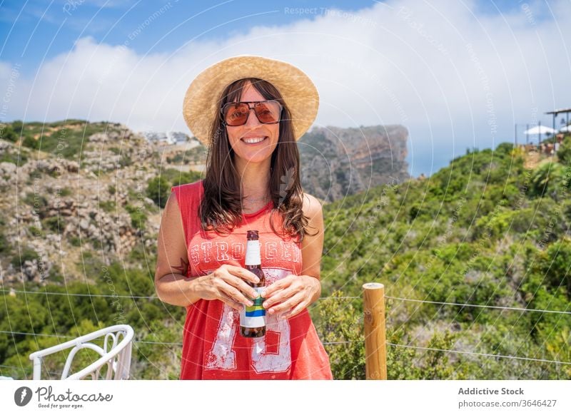 Glückliche Frau mit Bierflasche im Zelt Reisender Lager heiter Resort Sonnenbrille gemütlich Flasche sonnig Freizeit Getränk sich[Akk] entspannen Inhalt froh