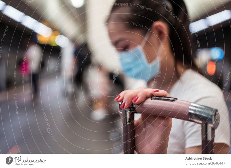 Asiatische Frau in Maske wartet auf Zugverbindung Koffer Station Bahnverbindung reisen Mundschutz warten Atemschutzgerät Coronavirus Bund 19 Seuche Passagier