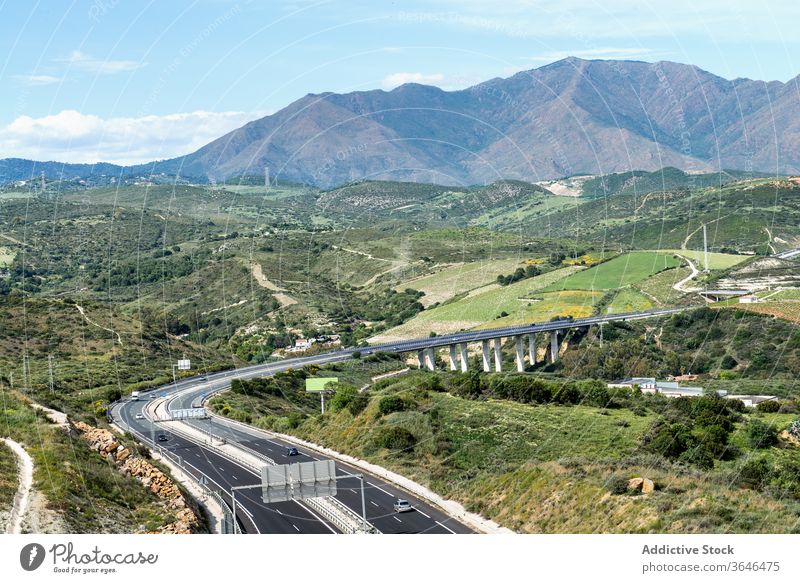 Autobahn, die bei Tageslicht zwischen grünen Bergen hindurchführt Berge u. Gebirge Hochland Brücke Straße malerisch Hügel Harmonie Natur Landschaft spektakulär