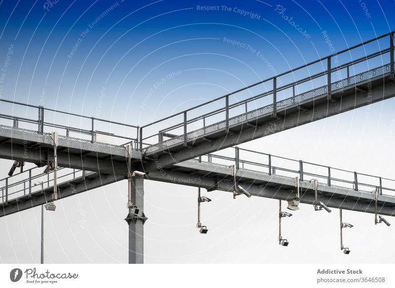 Metallbau mit Straßenkameras Fotokamera Kontrolle Überwachung Sicherheit Verkehr cctv Konstruktion Zeitgenosse Struktur urban modern Stahl Design System