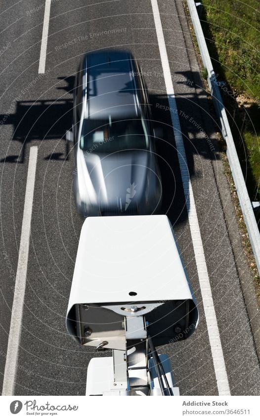 Moderne Verkehrskamera beobachtet Auto auf der Straße Fotokamera Kontrolle PKW Sicherheit Überwachung cctv Geschwindigkeit Aufzeichnen Metall Zeitgenosse