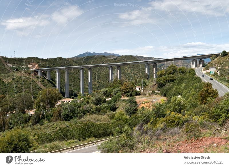 Majestätische Kulisse von Brücke und Straße in den Bergen Landschaft Berge u. Gebirge Hochland Fahrbahn Asphalt Natur grün Gegend Metall Konstruktion Struktur