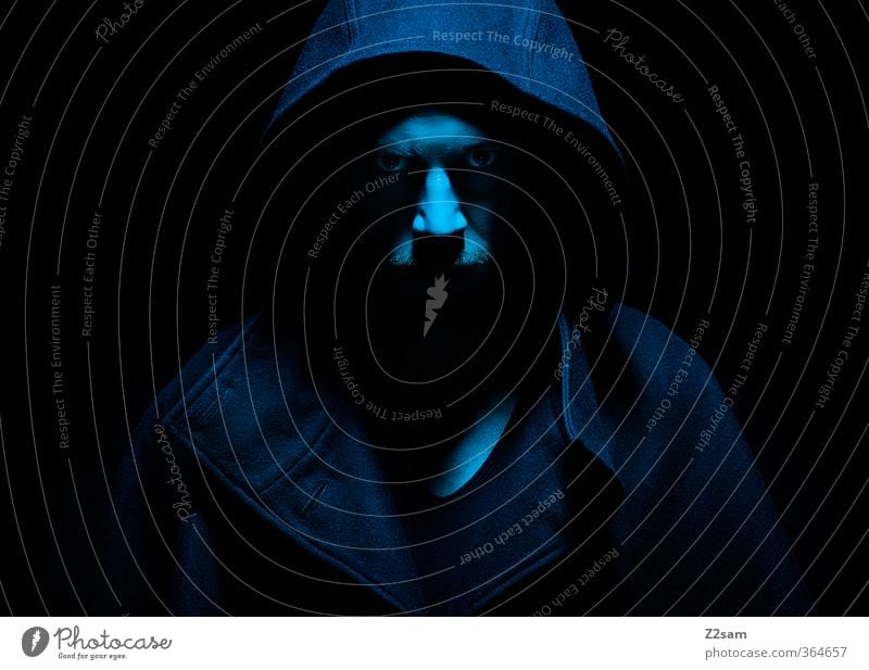 fürst der finsternis maskulin Junger Mann Jugendliche 18-30 Jahre Erwachsene Mantel Kapuze Blick Aggression dunkel gruselig kalt Wut blau Kraft Feindseligkeit