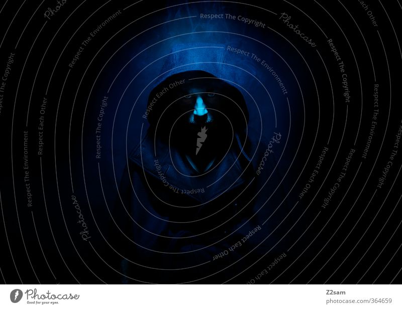 fürst IV Junger Mann Jugendliche 18-30 Jahre Erwachsene Mantel Kapuze Rauchen Aggression dunkel gruselig kalt Wut blau Kraft Tod gefährlich Rache bizarr