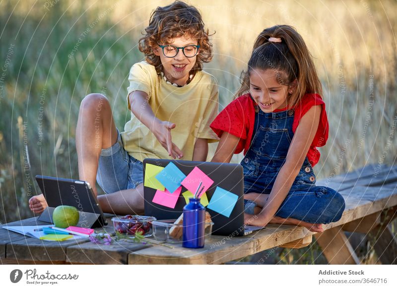 Zehnjähriger Junge und Mädchen radeln durch die Landschaft Fahrradfahren Freude Lächeln Kind Genuss Lifestyle Kinder Spaß outdoorsy Erkundung trainiert.