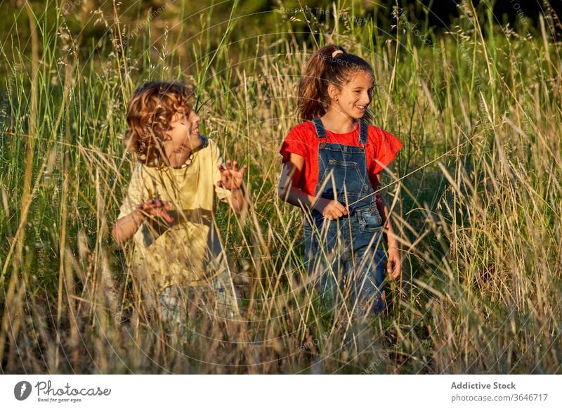 Zehnjähriger Junge und Mädchen gehen auf dem Land aktiver Lebensstil zwischen Zwei Personen Schwester Ruhe Lächeln Sitzen Kinder Sonnenlicht Landschaft Tag