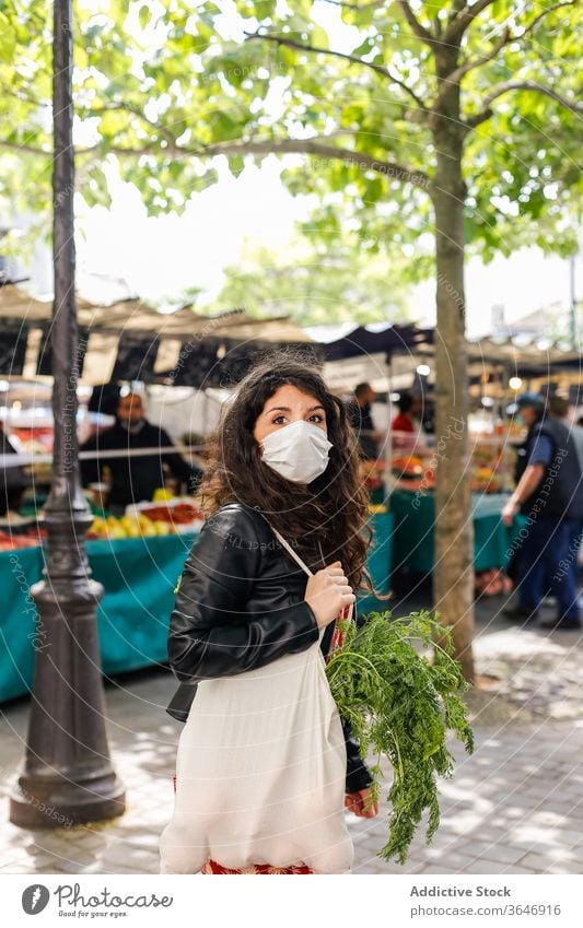 Frau kauft auf dem Gemüsemarkt ein Markt Käufer Sack lokal Bauernhof pflücken Öko Gewebe wiederverwendbar umweltfreundlich frisch Lebensmittelgeschäft Tasche