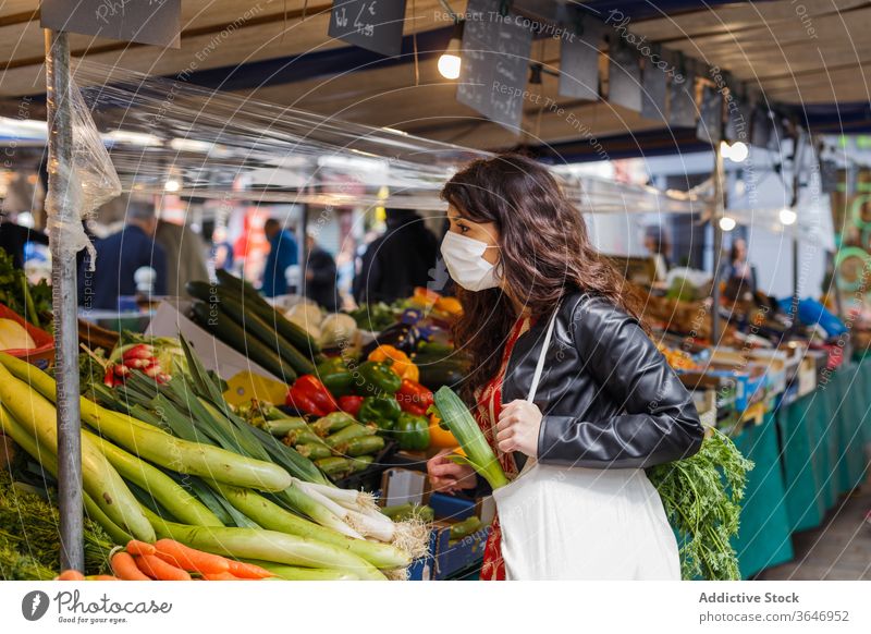 Frau kauft auf dem Gemüsemarkt ein Markt Käufer Sack lokal Bauernhof pflücken Öko Gewebe wiederverwendbar umweltfreundlich frisch Lebensmittelgeschäft Tasche