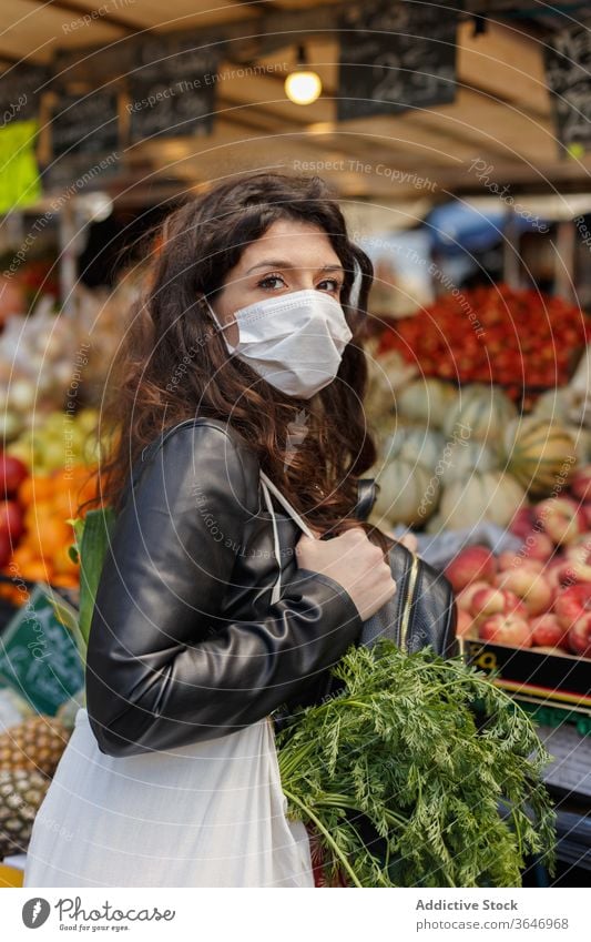 Frau kauft auf dem Gemüsemarkt ein Markt Käufer Sack lokal Bauernhof pflücken Öko Gewebe wiederverwendbar umweltfreundlich frisch Lebensmittelgeschäft Tasche