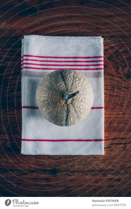 Melone von oben Melonen Frucht Geschirrtuch Holztisch flache Verlegung Flachlegung Ernährung Gesunde Ernährung frisch Lebensmittel Farbfoto Foodfotografie