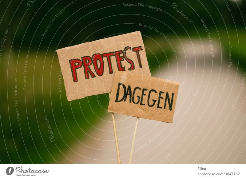 Zwei Schilder mit den Worten PROTEST und DAGEGEN. Demonstration. Protest dagegen ablehnend protestieren demonstrieren Anti Dagegen sein Nein Weigerung Ablehnung