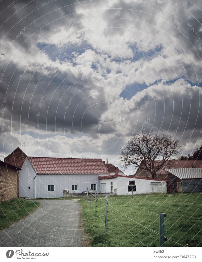 Fläming, Dorfrand Landkreis Teltow-Fläming Brandenburg Himmel Grundstück Zaun Häuser Idylle Tageslicht Textfreiraum oben menschenleer dunkel bedrohlich