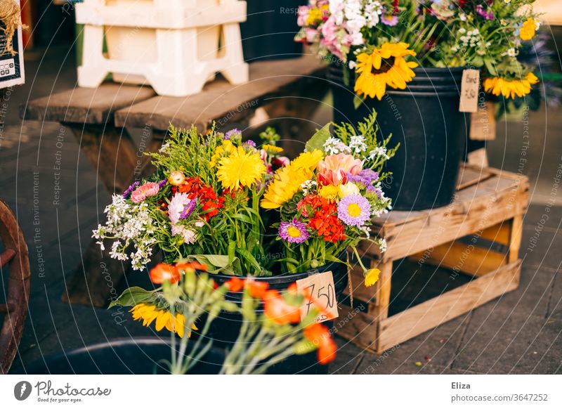 Bunte Blumen und Blumensträuße zum Verkauf an einem Blumenstand Blumenstrauß Frühling bunt Florist Markt frühlingshaft Muttertag Geschäft Blumenladen Sommer