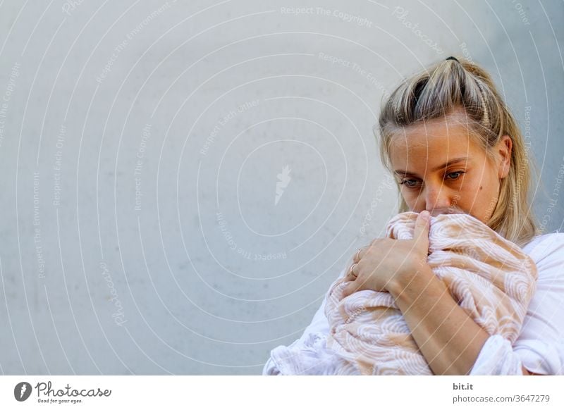 Mutterherz Mutterschaft Mutter mit Kind Muttergefühl Liebe Familie & Verwandtschaft Kindheit Eltern Glück Frau Baby Pflege schön neugeboren Lifestyle Halt