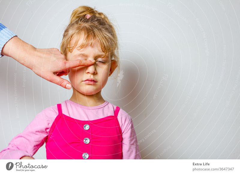 Porträt eines süßen kleinen Mädchens mit komischem Gesichtsausdruck bezaubernd amüsant sorgenfrei nachlässig Kaukasier heiter Kind Kindheit drollig verrückt