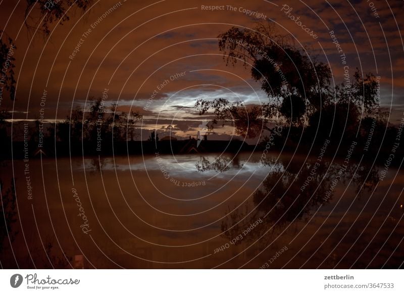 Nachtwolken abend nacht dunkel himmel nachtwolken spiegelung fenster scheibe baum asz zweig stamm baumstamm wolkenloch leuchten licht leuchtend