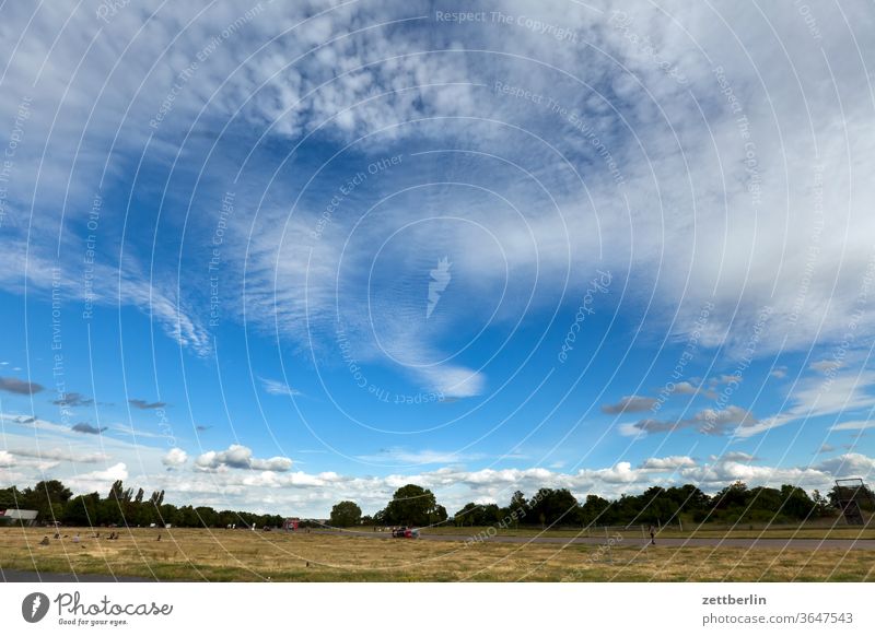 Tempelhofer Freiheit berlin ferne flughafen flugplatz freiheit frühling himmel horizont menschenleer rollbahn skyline sommer tempelhof tempelhofer feld