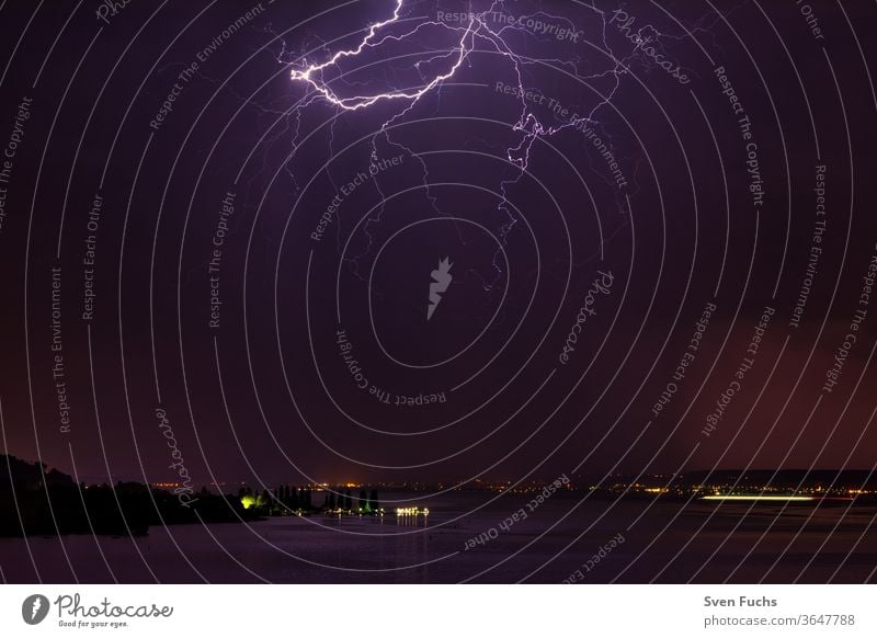 Ein Gewitter über dem Bodensee sorgt für ein schönes Schauspiel gewitter bodensee blitz wolken wasser sturm unwetter idylle natur fesselnd naturschauspiel