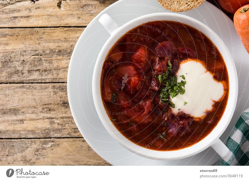 Traditioneller ukrainisch-russischer Borschtsch in Schale auf Holztisch. Ansicht von oben. Raum kopieren Ukrainer Speck Rübe Rote Beete borscht