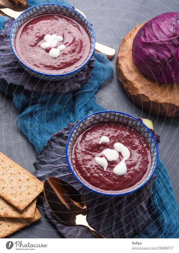 Leichte Rotkohlcremesuppe in Schalen Kohlgewächse rot Sahne Suppe Lebensmittel Veganer Vegetarier Schalen & Schüsseln Blatt Mittagessen Gesundheit Abendessen