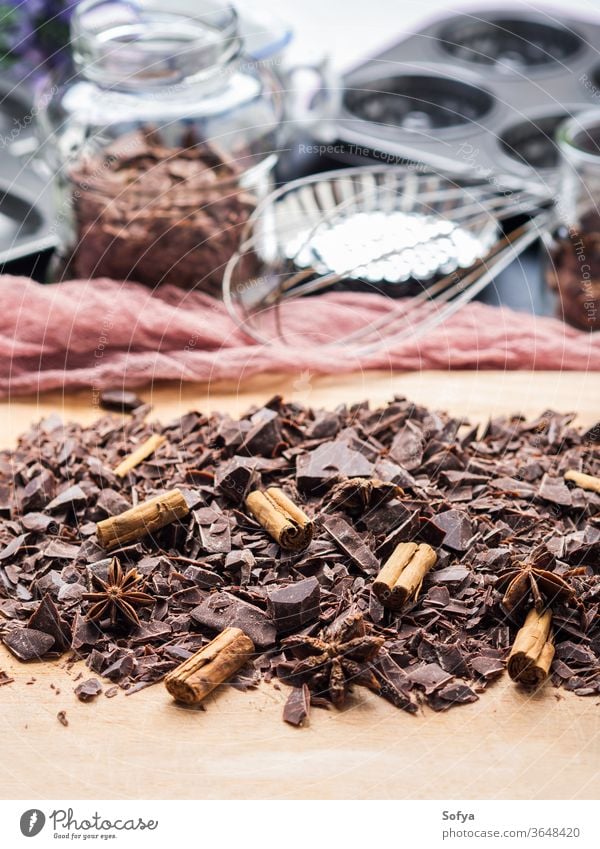 Zerkleinerte Schokolade mit Zimt zum Backen geschreddert backen Gewürz dunkel Weihnachten Lebensmittel hölzern Holzplatte andere Zutaten Werkzeuge süß