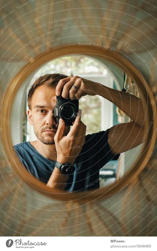 spiegelbild im spiegel mit spiegelloser Mann selfie kamera Fotografieren Spiegel Mensch Spiegelbild Innenaufnahme Reflexion & Spiegelung Blick in die Kamera