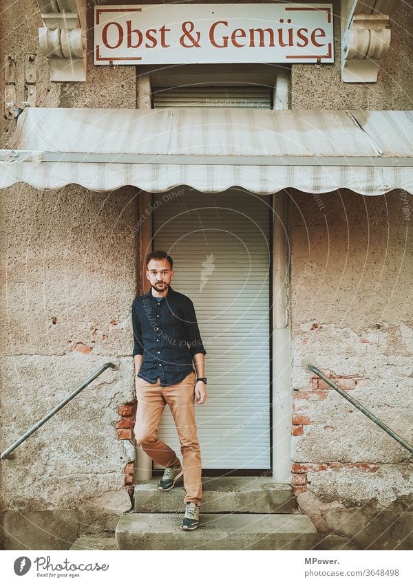 obst und gemüse händler mann Junger Mann Mensch Erwachsene maskulin 18-30 Jahre Tag stehen Porträt lässig treppe altes haus alte fassade Coolness Mauer