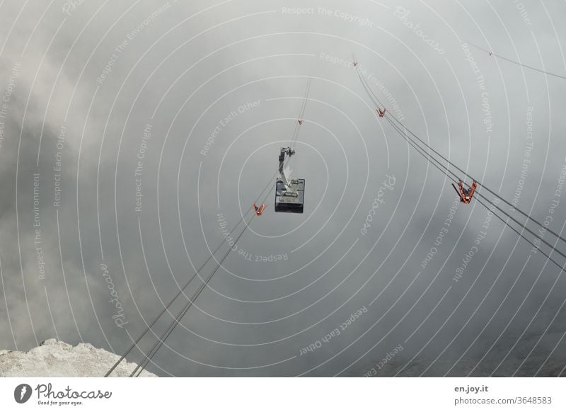 Seilbahn fährt durch Nebel und tief hängende Wolken hindurch Gondellift Seile Berge Gebirge ungewiss Reise Tourismus Berge u. Gebirge Alpen Menschenleer Tiefe