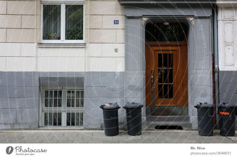 Der Müll muss raus Mülltonne Recycling Umweltschutz Bürgersteig Sauberkeit Müllentsorgung Müllabfuhr Abfall abfallentsorgung Fassade Haus Haustür Fenster