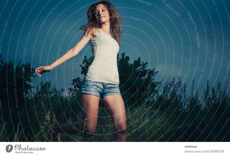 Mädchen rennt in der Nacht im hohen Gras Mädchen springt ekstatisches Ballett fröhliche Dame springen Junge Frau Frau glücklich Freiheit aktiv Silhouette