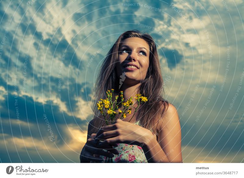 Frauen Blumen Blumen Wolken Sonnenuntergang jung Mädchen Schönheit schön Sommer Himmel Natur weiß Sonnenaufgang Menschen sich[Akk] entspannen Fröhlichkeit