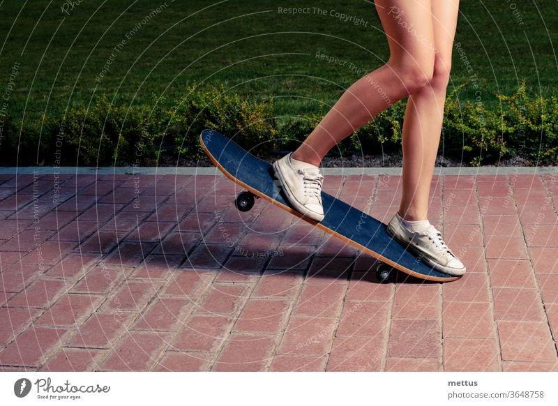 Junge Frauen machen einen Trick auf dem Skateboard Mädchen Spaß jung Jugend Sport aktiv Skateboarding Skater Menschen Behaarung schön Schönheit lässig Glück