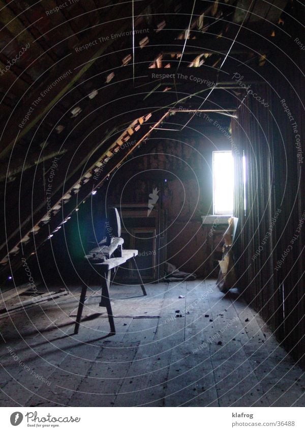 Nachtschicht wooden Fachwerkfassade Dachboden Hocker Fenster Lichteinfall Holz Holzmehl dunkel hell Bauernhof Handwerk urig Werkstatt Stimmung Schichtarbeit