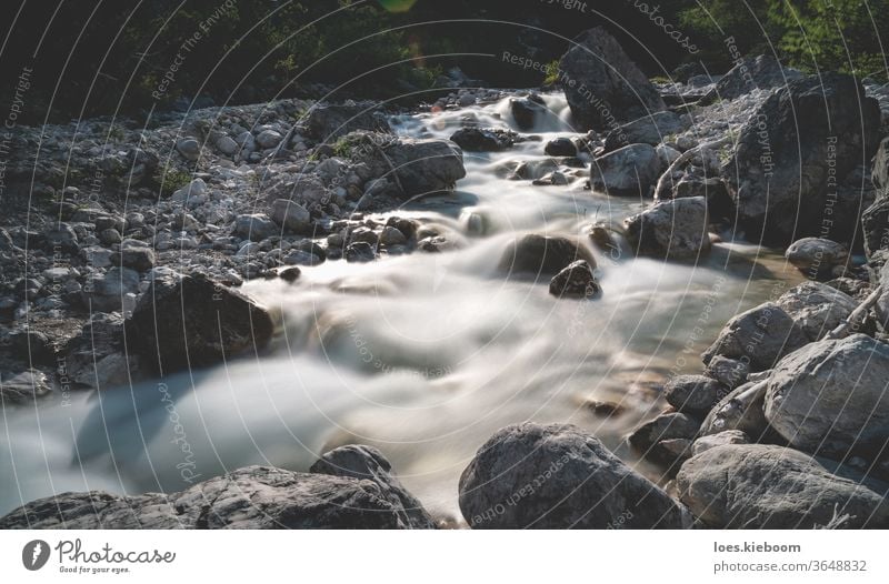 Bewegung verwischte kleine Wasserfälle eines klaren frischen Bergflusses in der alpinen Landschaft, Mieming, Tirol, Österreich Fluss Berge u. Gebirge Felsen