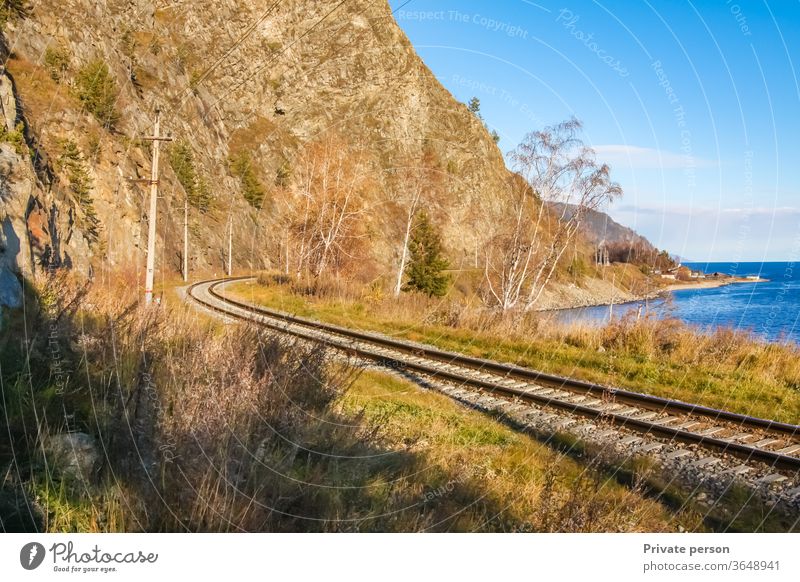 Herbst auf der Circum-Baikal-Eisenbahn See Baikalsee Zug Sibirien Asien Birke Cloud Zirkum-Baikal Himmel Küste Küstenlinie Konstruktion Tag Östlich Maschinenbau