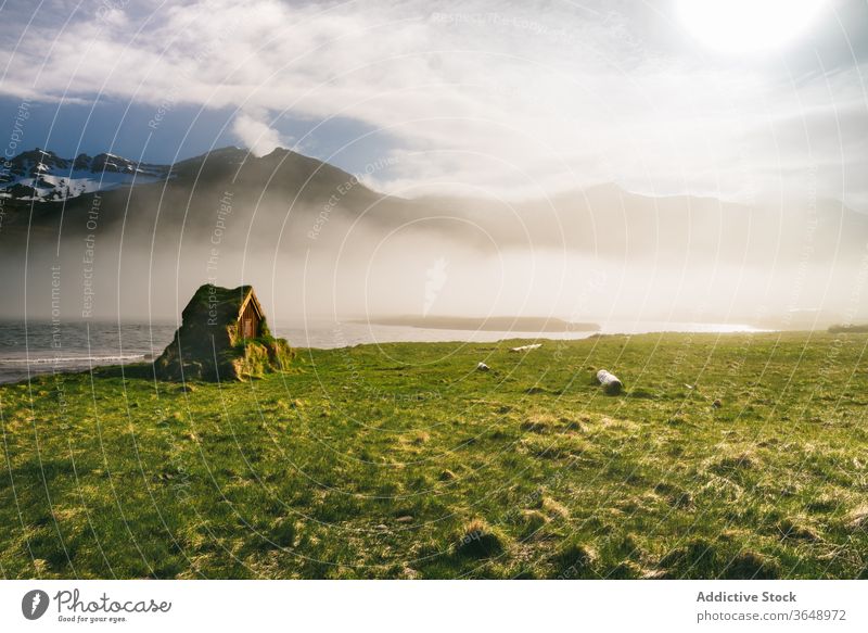 Gemütliche Hütte auf saftiger Wiese in der Nähe von See und Berg Nebel Morgen Landschaft Haus Berge u. Gebirge Bruchbude Moos spektakulär klein idyllisch