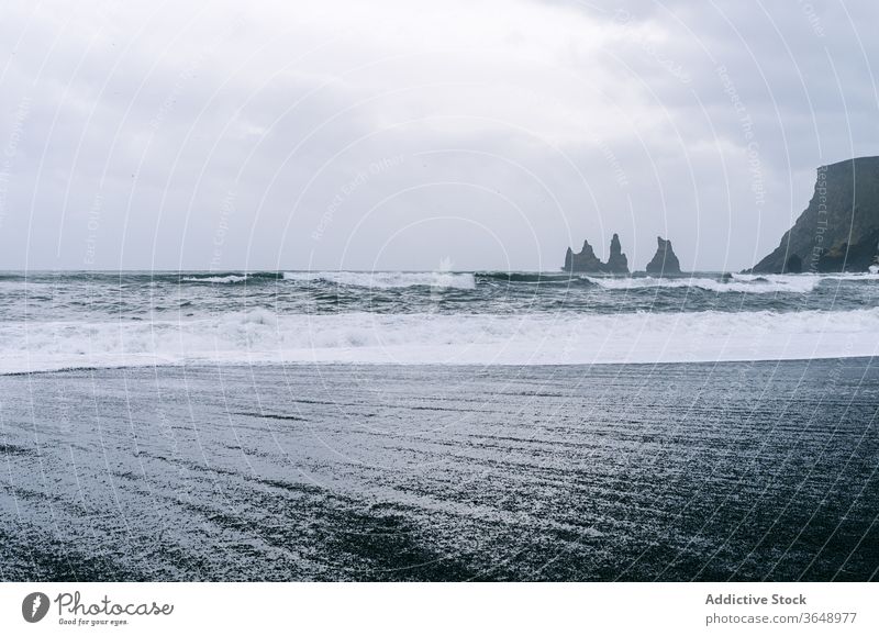 Erstaunliche Landschaft mit wogendem Meer Meereslandschaft majestätisch MEER winken Felsen wolkig Wasser schäumen rau Himmel malerisch Küste Ufer bedeckt