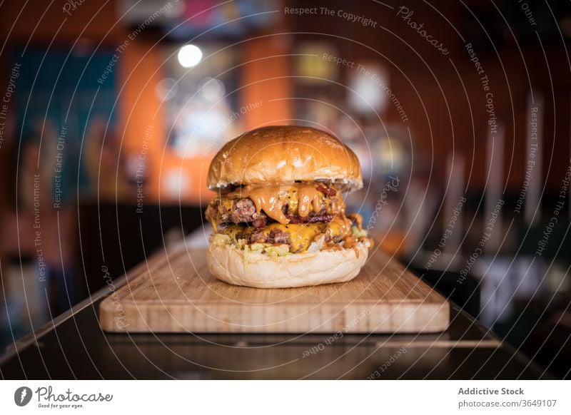 Leckerer Burger mit Käse auf dem Tisch lecker dienen Café Pommes frites geschmackvoll Kotelett Lebensmittel Gemüse Mittagessen Ernährung frisch appetitlich