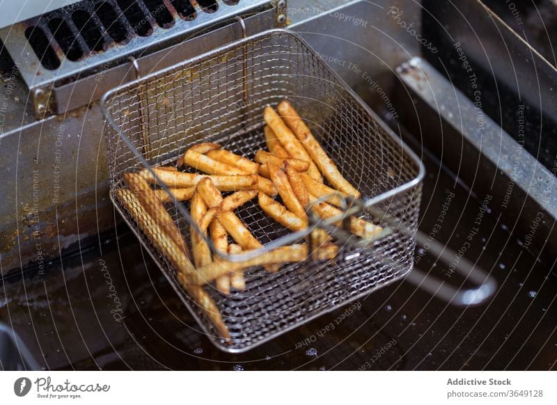 Köstliche Pommes Frites im Metallbehälter Pommes frites Küche Café lecker Container Knusprig geschmackvoll Koch Mahlzeit Lebensmittel Speise vorbereiten Kantine