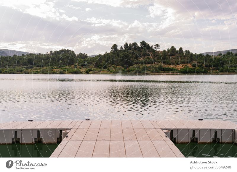 Hölzerne Mole am See Pier Teich Kai Sommer Wasser ruhig Urlaub Feiertag Natur hölzern ländlich Abenddämmerung idyllisch Landschaft Baum Hügel Ufer friedlich