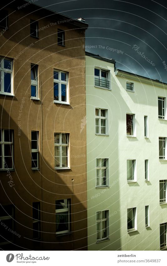 Fassade mit Sonne und Wolken altbau außen brandmauer fassade fenster haus himmel himmelblau hinterhaus hinterhof innenhof innenstadt mehrfamilienhaus