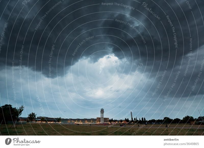 Tower und Hangars vom Flughafen Tempelhof berlin ferne flugbahn flughafen flugplatz freiheit frühling himmel horizont menschenleer rollbahn skyline sommer