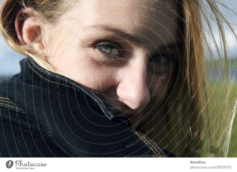 Seitliches Portrait einer jungen, blonden, lächelnden Frau junge Frau schön schlank seitlich langhaarig windig ästhetisch Sommer Ausflug Schönes Wetter Model