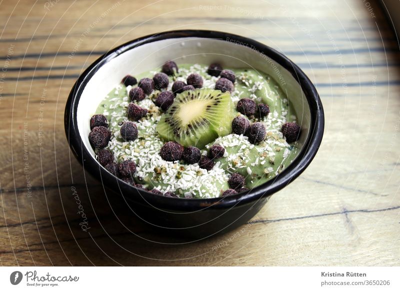 matcha bowl schüssel schale kiwi blaubeeren heidelbeeren obst früchte banane protein joghurt kokos kokosraspeln smoothie frisch grün gesund lecker superfood