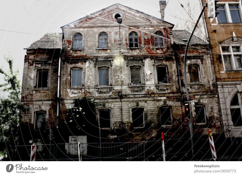 marode verfallene Altbaufassade Altbausanierung historisch Fassade Altstadt verfallenes Haus Leerstand Architektur Ruine Unbewohnt alt Verfall Vergänglichkeit