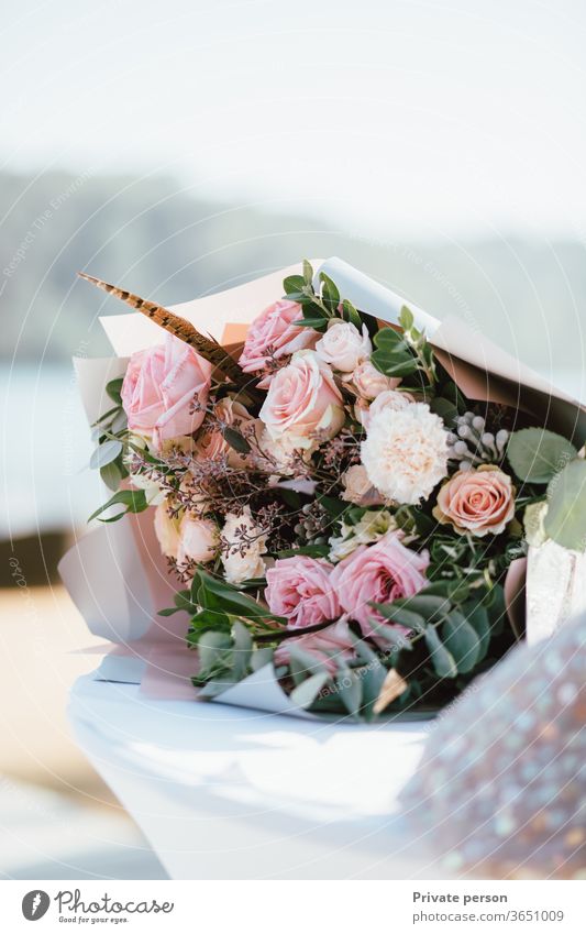 wunderschöner zarter Brautstrauß, Hochzeitshintergrund, Kopierraum für Text Blütezeit Haufen grün Natur Geschenk Dekor Schönheit Dekoration & Verzierung