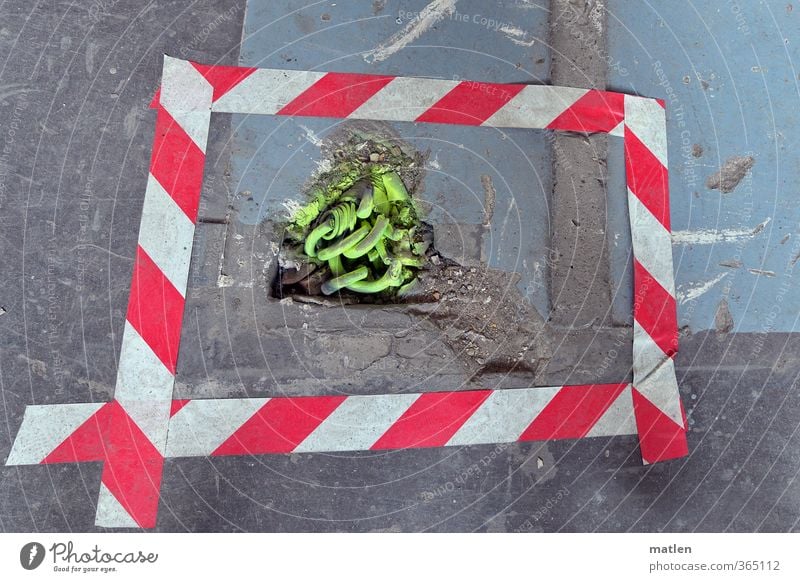 Natterngezücht Kabel Menschenleer Haus Stein Beton Kunststoff Schilder & Markierungen Schnur grau grün rot weiß Warnung Kabelsalat Klebeband Farbstoff Farbfoto